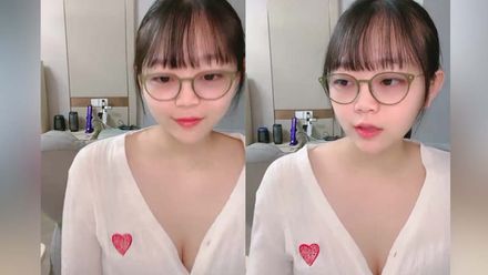 清纯眼鏡美少女桃子HD超级大肥臀超誘惑