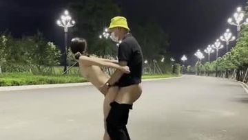 攝影師帶著女友菠蘿在公園車站露出後入 緊張得女友全濕